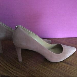 Classic Pointed-Toe Suede Pumps in Blush Pink